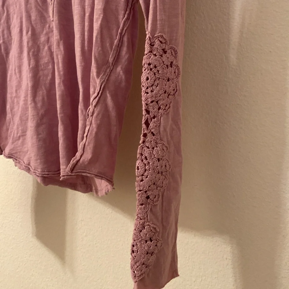 BNWT Free People We The Free Our Song Henley Cuff Candied Lilac L - Picture 6 of 10